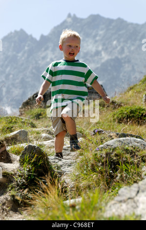 Ein kleiner Junge, die entlang eine Mountainbike-Strecke Stockfoto