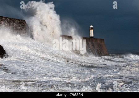 Sehr raue Meere in Porthcawl in South Wales UK Stockfoto