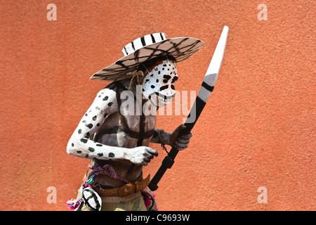 Ein Cora indischen Mann, trägt eine Dämonenmaske läuft während der rituellen religiösen Feier der Karwoche in Jesús María, Mexiko. Stockfoto