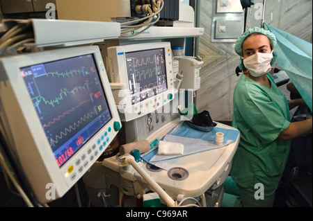 Anästhesist überwacht die Vitalfunktionen des Patienten während der Operation Stockfoto