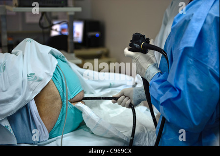 Arzt ein Endoskop in Betrieb, eine Koloskopie Prüfungsverfahren an einem Patienten durchzuführen Stockfoto