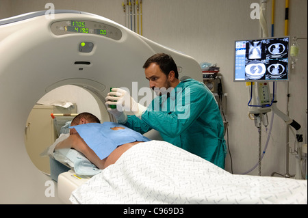 Medizinisches Fachpersonal durchführen Fine Needle Aspiration zurück Biopsie Stockfoto