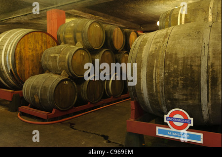 Wein-Alterung in Fässern in die Höhlen Aliança Keller, einen, Portugal, Europa Stockfoto