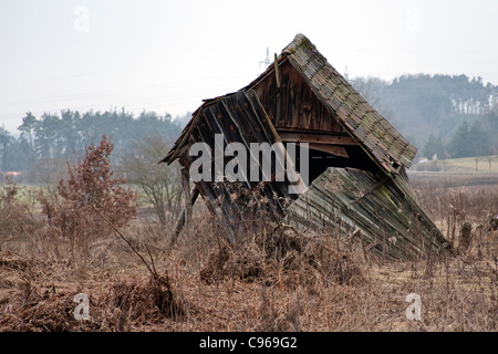 alte Hütte herunterfallen Stockfoto