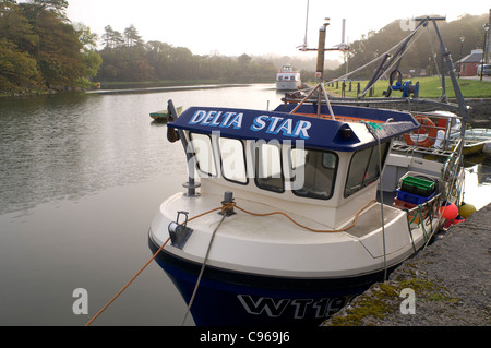 Kleines Fischerboot vor Anker im Hafen von Westport, Westport, County Mayo, Irland Stockfoto