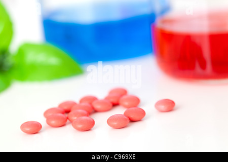 Science-Lab Forschung von neuen Medikamenten rote Pillen sicher Stockfoto