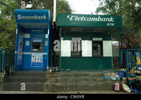 Zwei Geldautomaten nebeneinander in Hanoi, Vietnam, eine fehlende patches, die andere einladende internationale Karten Stockfoto