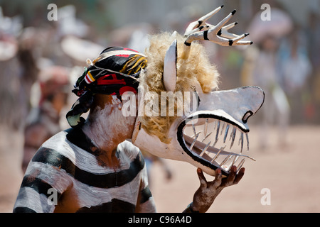 Ein Cora indischen Mann, trägt eine Dämonenmaske beteiligt sich an der religiösen rituellen Zeremonie der Karwoche in Jesús María, Mexiko. Stockfoto