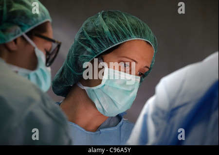 Medizinisches Fachpersonal, das während der Operation eine chirurgische Gesichtsmaske trägt Stockfoto