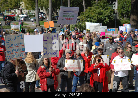 Gewerkschaft Fans versammeln sich an der California State Capitol bei der "Rallye zu speichern the American Dream" Stockfoto