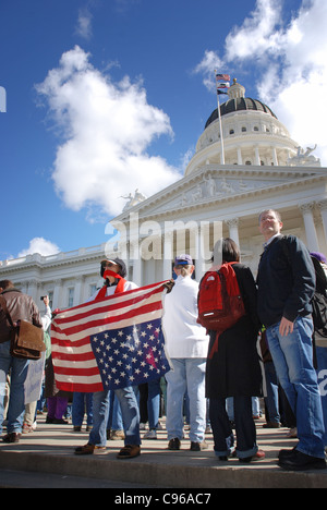 Gewerkschaft Fans versammeln sich an der California State Capitol bei der "Rallye zu speichern the American Dream" Stockfoto