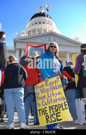 Gewerkschaft Fans versammeln sich an der California State Capitol bei der "Rallye zu speichern the American Dream" Stockfoto