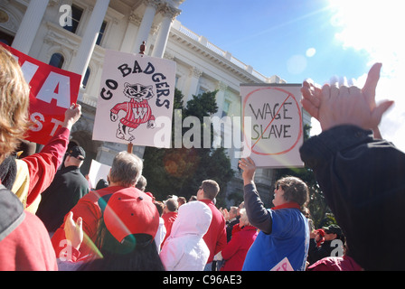 Gewerkschaft Fans versammeln sich an der California State Capitol bei der "Rallye zu speichern the American Dream" Stockfoto