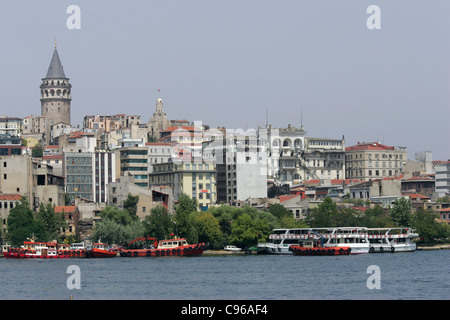 Skyline von Istanbul mit der Galata-Turm angesehen vom Fluss Bosporus, Türkei Stockfoto