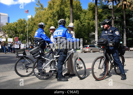 Gesetzdurchführung Offiziere sehen Tea-Party-Aktivisten Stockfoto