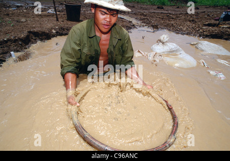 Edelstein-Bergbau in der ehemaligen Khmer Rouge-Hochburg von Pailin an der Grenze Kambodscha/Thailand. Stockfoto