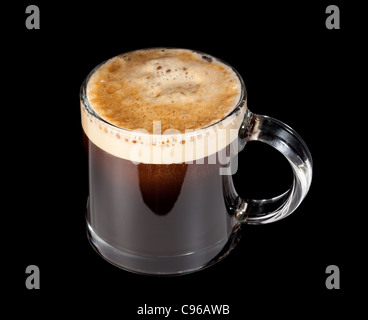 Schwarzer Espresso Kaffee mit berauschenden Schaum in einen Glaskrug oder Tasse mit Pfad um den Rand Stockfoto