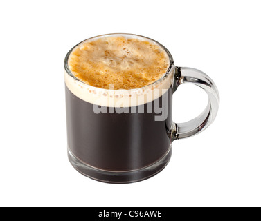 Schwarzer Espresso Kaffee mit berauschenden Schaum in einen Glaskrug oder Tasse mit Pfad um den Rand Stockfoto