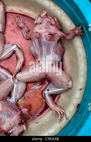 Raw Frosch Fleisch zum Verkauf am Markt in Phnom Penh Kambodscha Stockfoto