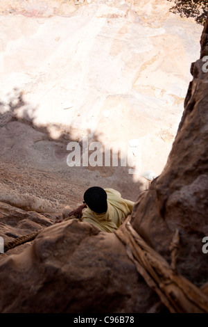 Ein orthodoxer christlicher Priester steigt die Klippe Kloster Debre Damo an der eritreischen Grenze in Nord-Äthiopien, Afrika. Stockfoto