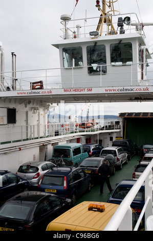 Autos an Bord der Calmac ferry MV Loch Alainn Reisen zwischen Airdmhor Slipanlage und Eriskay Slipanlage auf den westlichen Inseln Schottlands Stockfoto