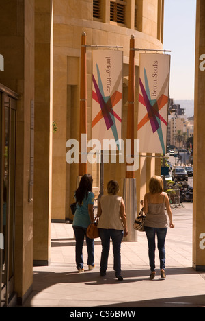 Frauen Einkaufen bei den neuen Beirut Souks, Downtown, Beirut, Libanon. Stockfoto