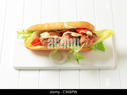 Knuspriges Baguette mit Fleischbällchen auf sticks Stockfoto