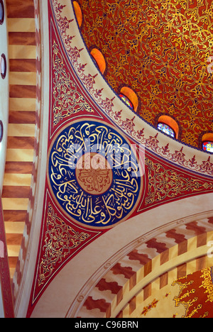 Reich verzierte Decke in der Moschee Muhammad Al-Amin, Downtown, Beirut, Libanon. Stockfoto