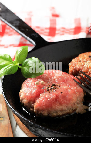 Pfanne braten Bratlinge auf einer Pfanne anbraten Stockfoto