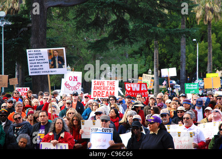 Gewerkschaft Fans versammeln sich an der California State Capitol bei der "Rallye zu speichern the American Dream" Stockfoto