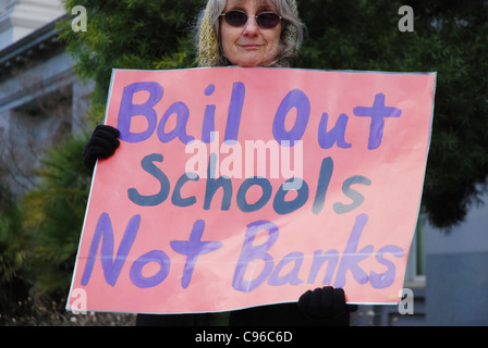 Bildung-Anhänger trägt Schild mit der Aufschrift "Bail Out Schulen nicht Banken" Stockfoto