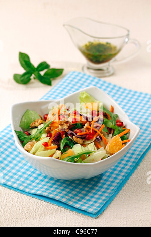 Salat mit Granatapfel und Mandarinen. Rezept zur Verfügung. Stockfoto