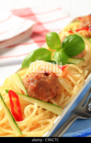 Frikadellen auf einem Bett aus gekochten spaghetti Stockfoto