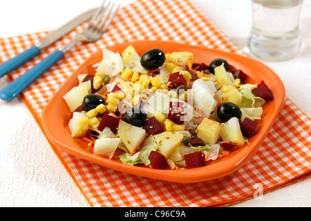 Salat mit Kartoffeln und Roter Beete. Rezept zur Verfügung. Stockfoto