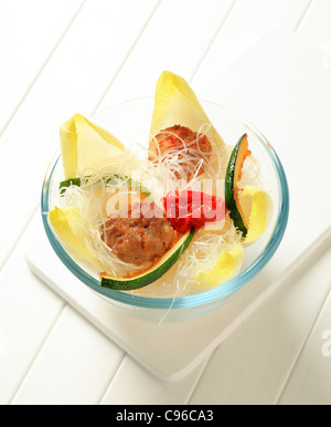 Fleischbällchen mit Zellophan Nudeln, Zucchini und Endivien Stockfoto