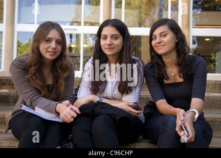 Drei junge Studenten auf dem Campus der American University of Beirut (AUB), Bliss Street, Ras Beirut, Libanon. Stockfoto