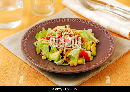 Salat mit Glasaale Ersatz. Rezept zur Verfügung. Stockfoto