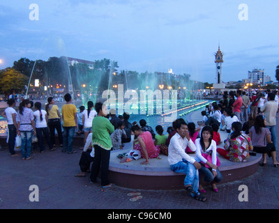 Sonntag Abend in einem der vielen öffentlichen Parks in Phnom Penh. Stockfoto