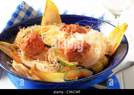 Gericht von Frikadellen mit Zellophan Nudeln und Gemüse Stockfoto