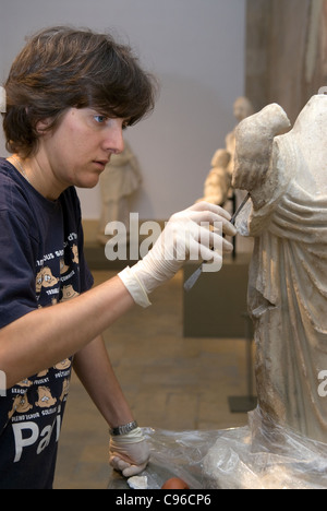 Archäologe, der Restaurierungsarbeiten an einem Artefakt im Nationalmuseum von Beirut, Badaro, Beirut, Libanon, durchführt. Stockfoto