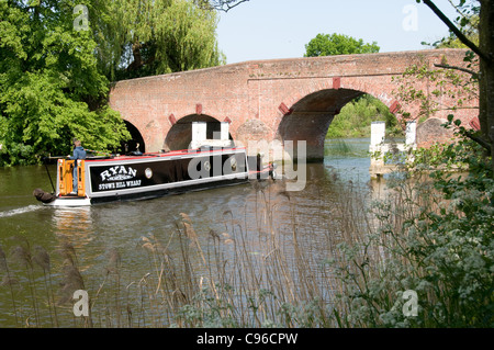 Ein Narrowboat navigiert Sonning-Brücke über den Fluss Themse Stockfoto