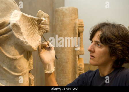 Archäologe, der Restaurierungsarbeiten an einem Artefakt im Beirut National Museum, Badaro, Beirut, Libanon durchführt. Stockfoto