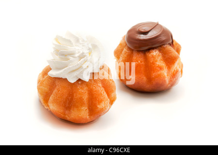 Rum Baba auf weißem Hintergrund Stockfoto