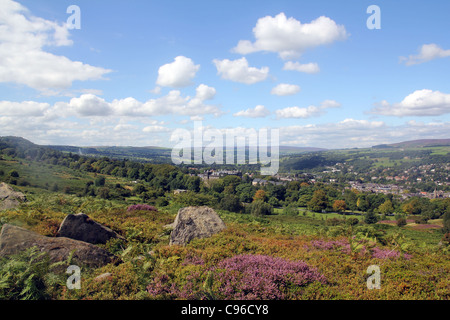 Landschaft mit blauem Himmel und Wolken über Ilkley Moor zeigt Bracken 'Pteridium Aquilinum' und Heide "Calluna Vulgaris" Stockfoto