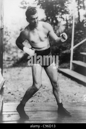 Oldtimer-Foto von Boxer Jack Dempsey (1895 – 1983) – Dempsey, bekannt als „der Manassa Mauler“, war von 1919 bis 1926 Weltmeister im Schwergewicht. Foto ca. 1922. Stockfoto