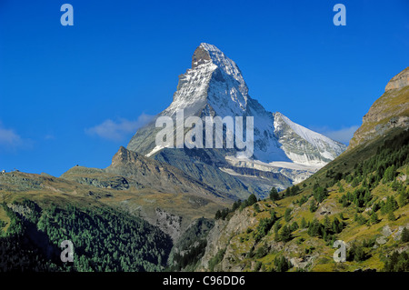 Das Matterhorn ist an den Grenzen der Schweiz und Italien. Es ist 4.478 m hoch. Es überblickt die Stadt Zermatt. Stockfoto