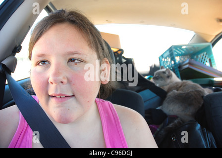 Junge Sehbehinderte Frau Reiten in Autos mit ihrer Katze Stockfoto