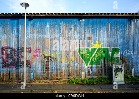 Blaue Marode Holzwand, blaue faulen Holzwand Stockfoto