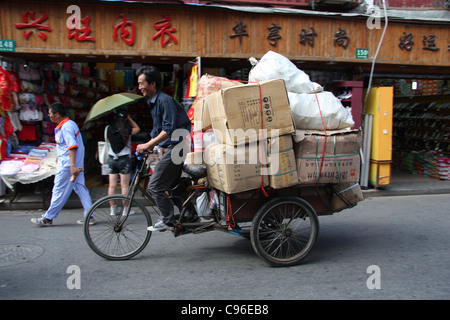 Ein Lächeln auf den Lippen Dreirad Karre Fahrer in Altstadt, Shanghai Stockfoto