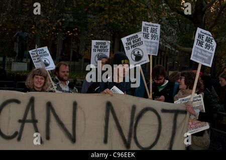 15.11.2011 London, Demonstranten aus der OccupyLSX vor der amerikanischen Botschaft zur Solidarität mit den Gruppen besetzen Wall St und besetzen Portland die Vormittag vertrieben wurden Stockfoto